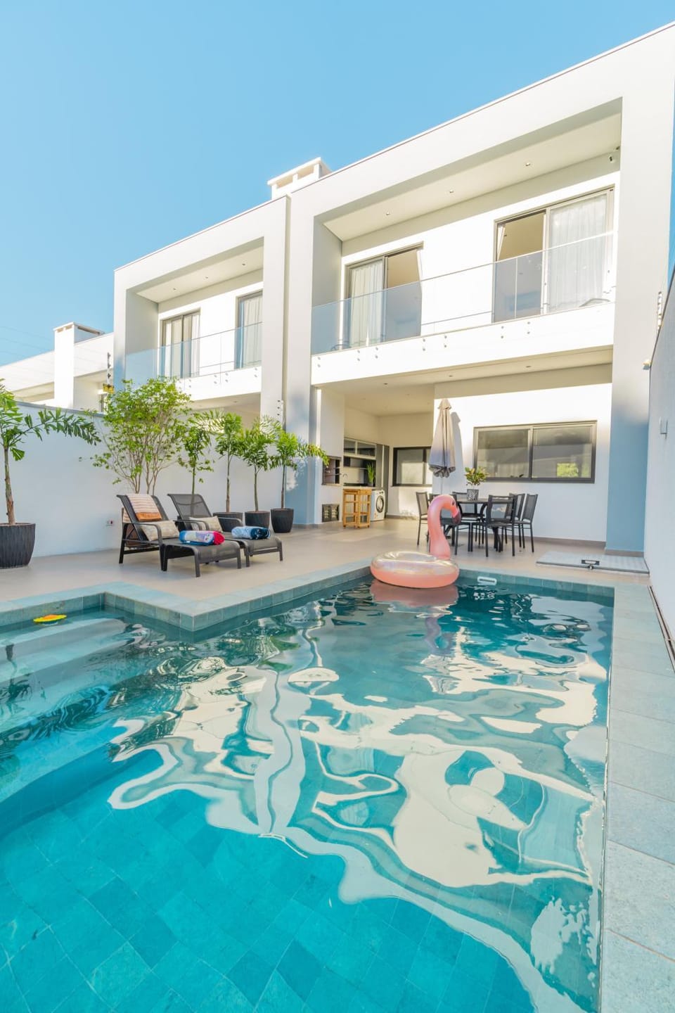 Property building, Day, Swimming pool, sunbed