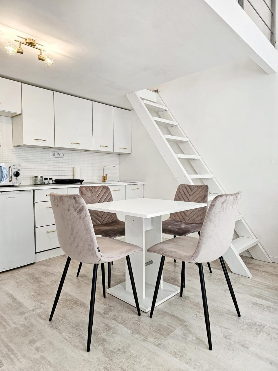Rose and Gold Central Apartment in Budapest