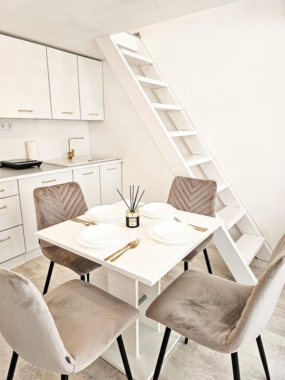 Rose and Gold Central Apartment in Budapest