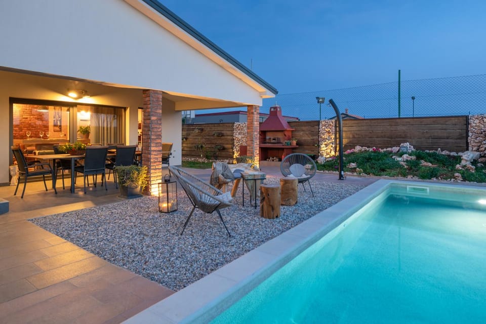 Property building, Patio, Dining area, Pool view, Swimming pool, sunbed