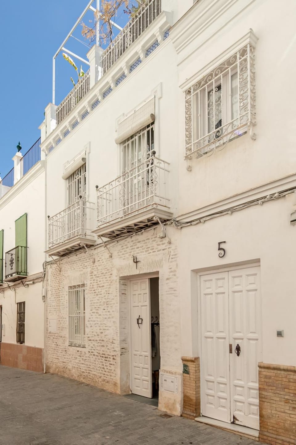 Property building, Facade/entrance, Day, Neighbourhood, Street view