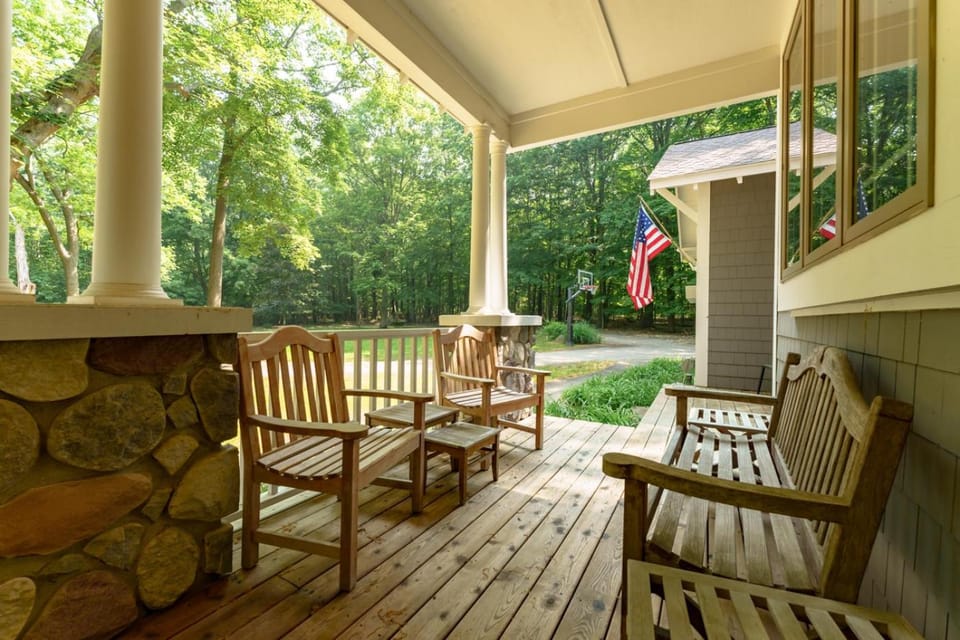 Tranquility - New Vacation Rental - Large home perfect for a relaxing getaway! House in Michigan