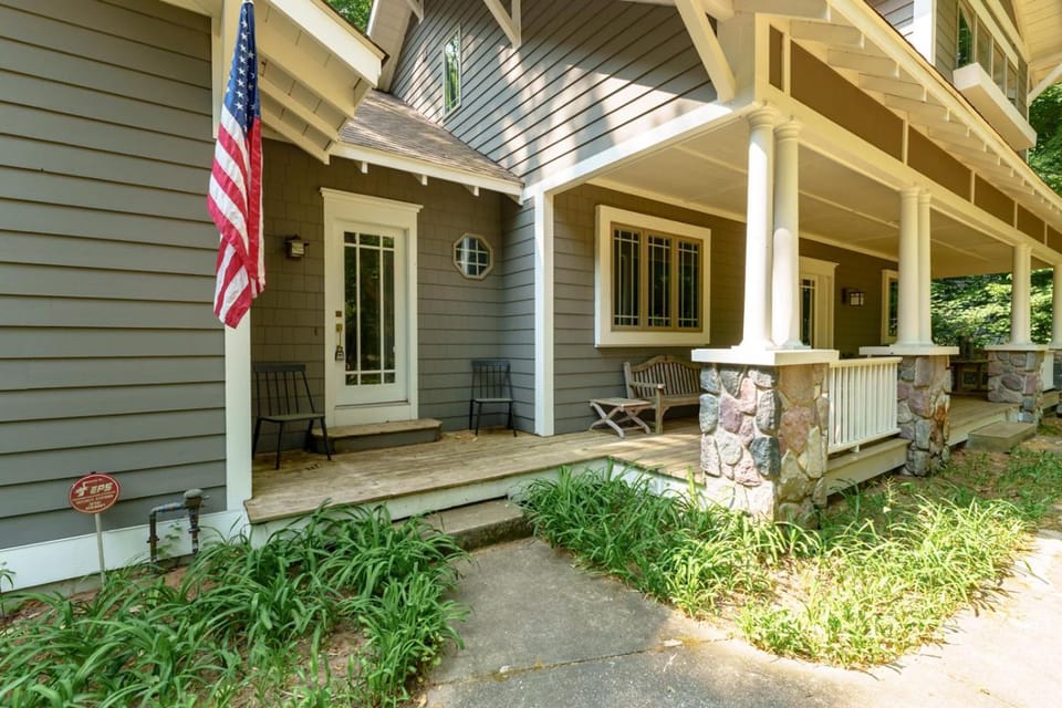 Tranquility - New Vacation Rental - Large home perfect for a relaxing getaway! House in Michigan