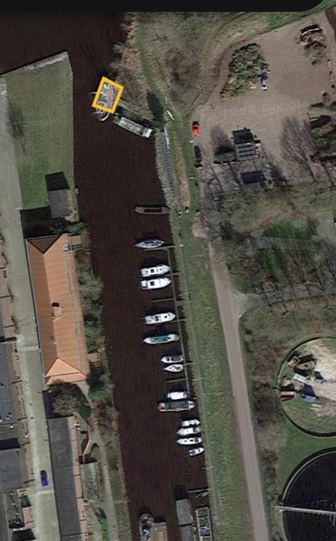 Houseboot solcamastraat 24 c Docked boat in Burgum