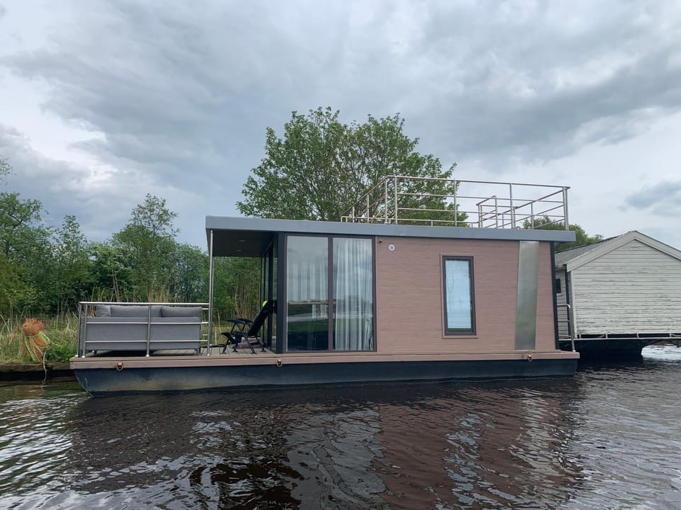 Houseboot solcamastraat 24 c Docked boat in Burgum