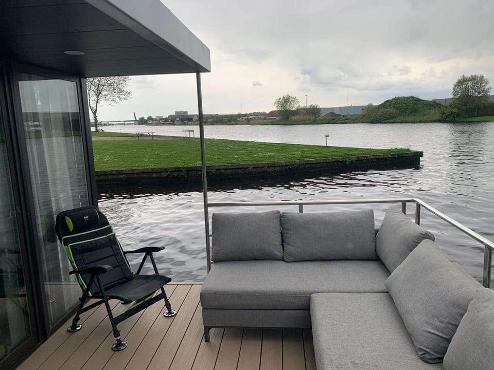 Houseboot solcamastraat 24 c Docked boat in Burgum