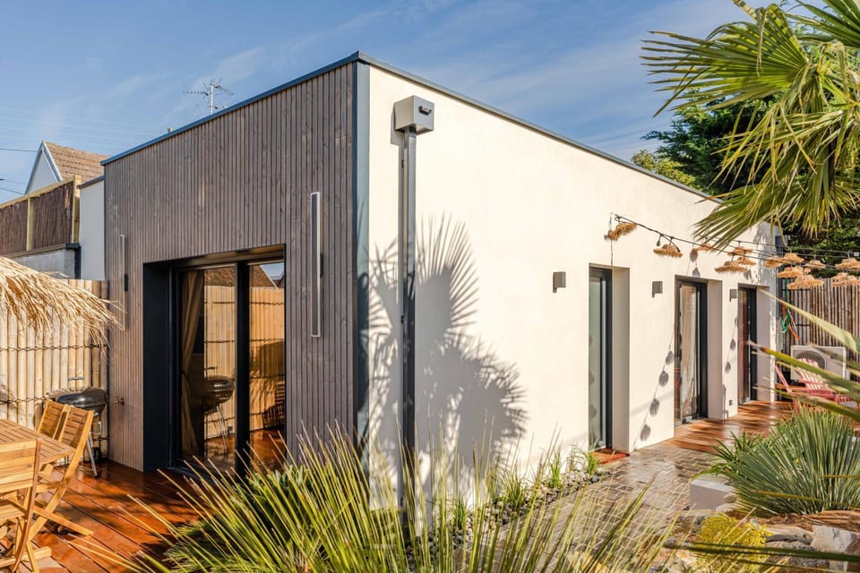 Property building, Day, Garden, Garden view
