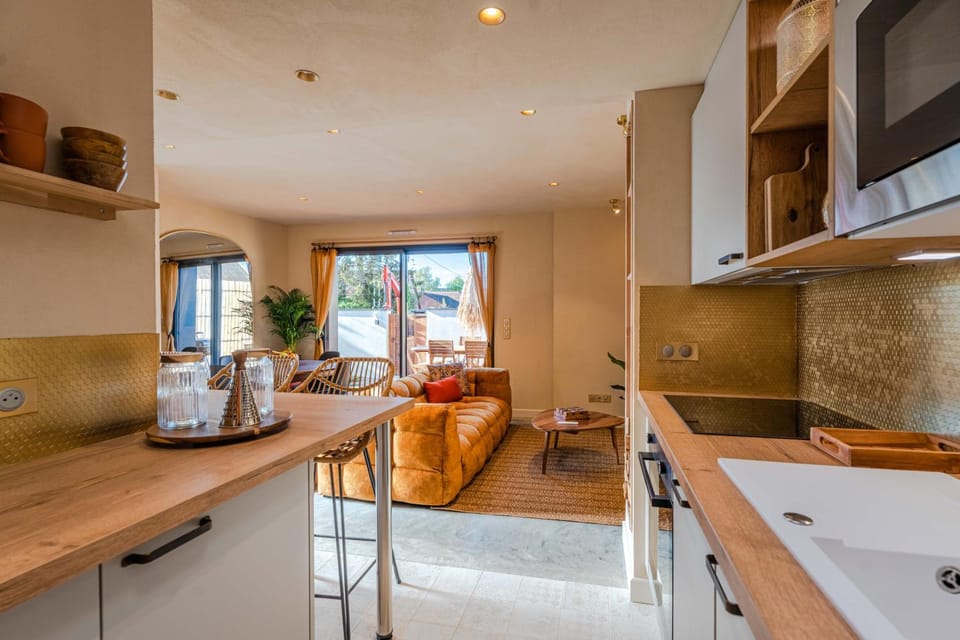 Kitchen or kitchenette, Living room
