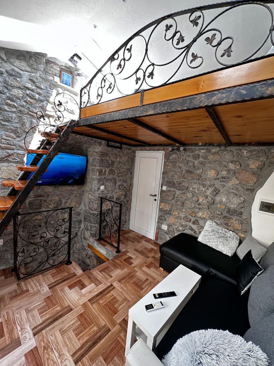 Bed, TV and multimedia, Living room, Seating area, Bedroom