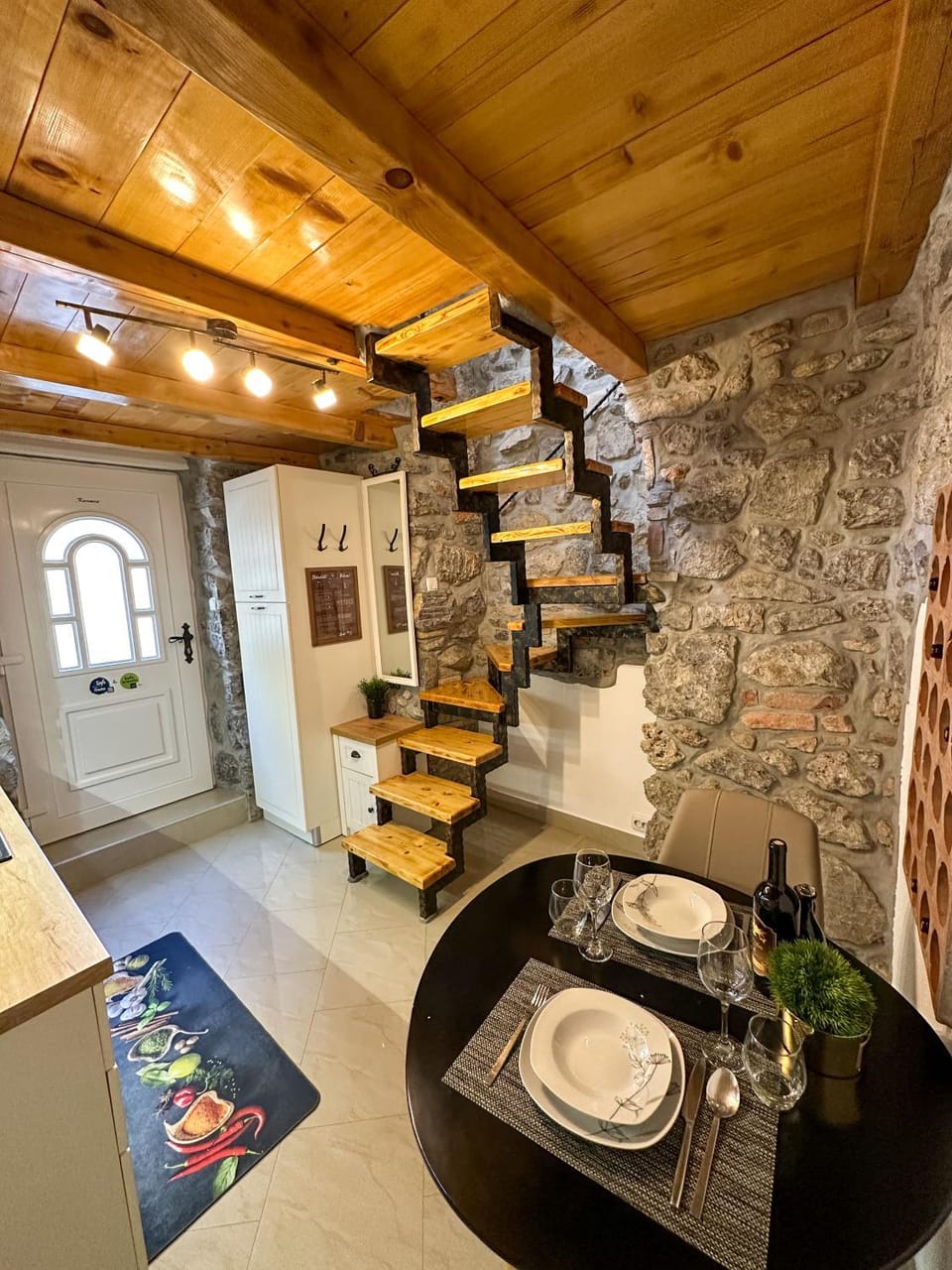 Facade/entrance, Dining area, kitchen