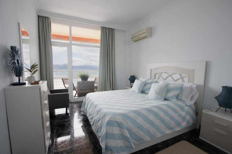 Bed, Photo of the whole room, Bedroom, air conditioner