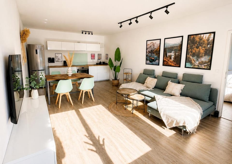 TV and multimedia, Kitchen or kitchenette, Living room, Seating area, Dining area, stove
