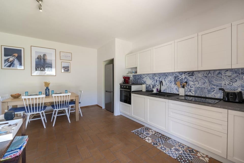 Property building, Kitchen or kitchenette, Living room