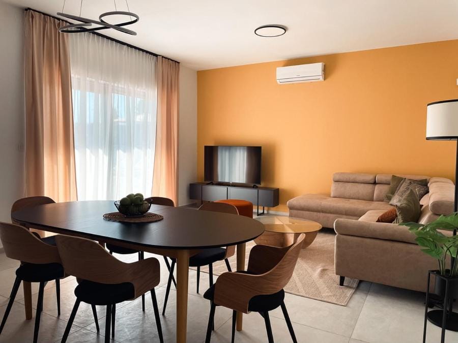 Communal lounge/ TV room, TV and multimedia, Living room, Seating area, Dining area, air conditioner