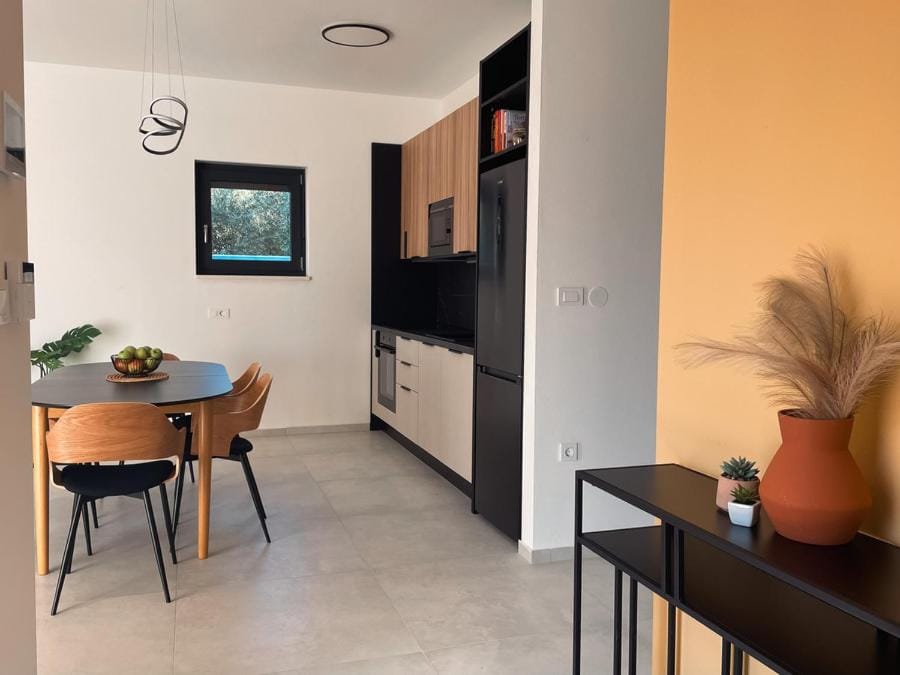 Kitchen or kitchenette, Dining area