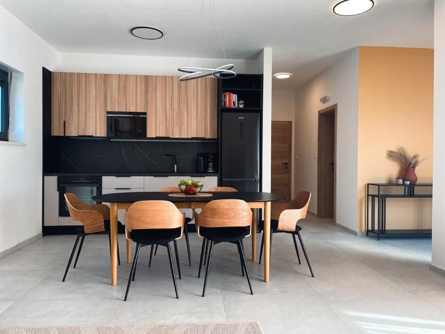 Kitchen or kitchenette, Seating area, Dining area