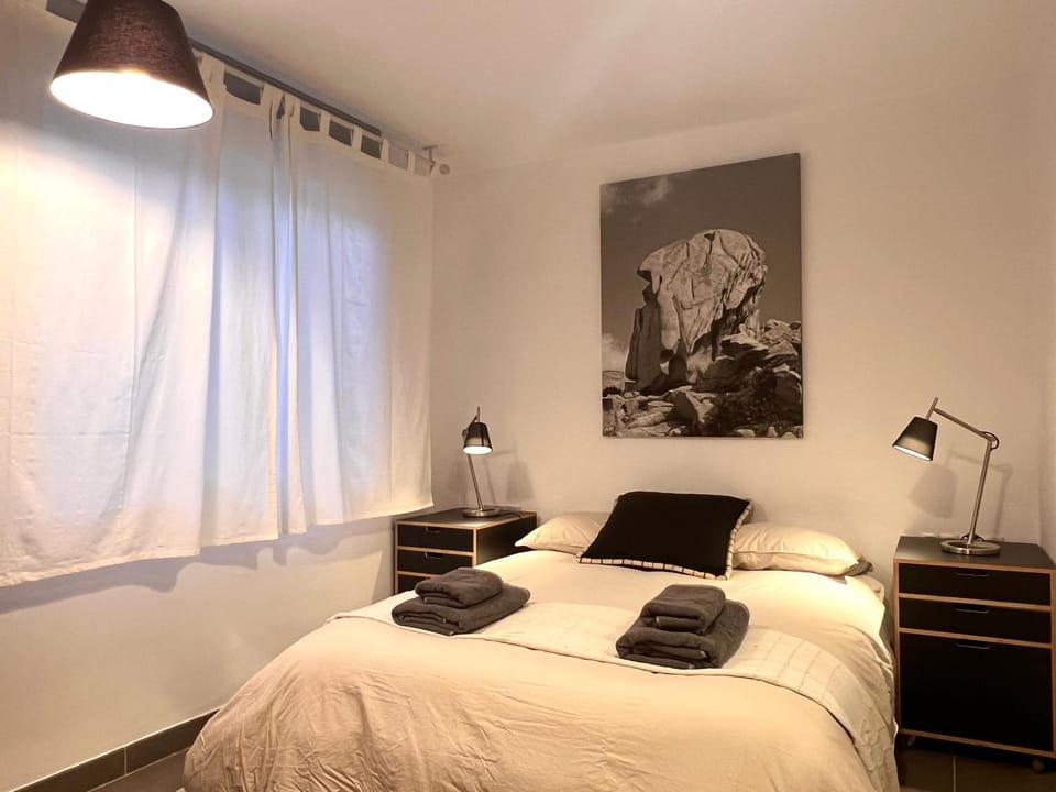 Bed, Photo of the whole room, Bedroom