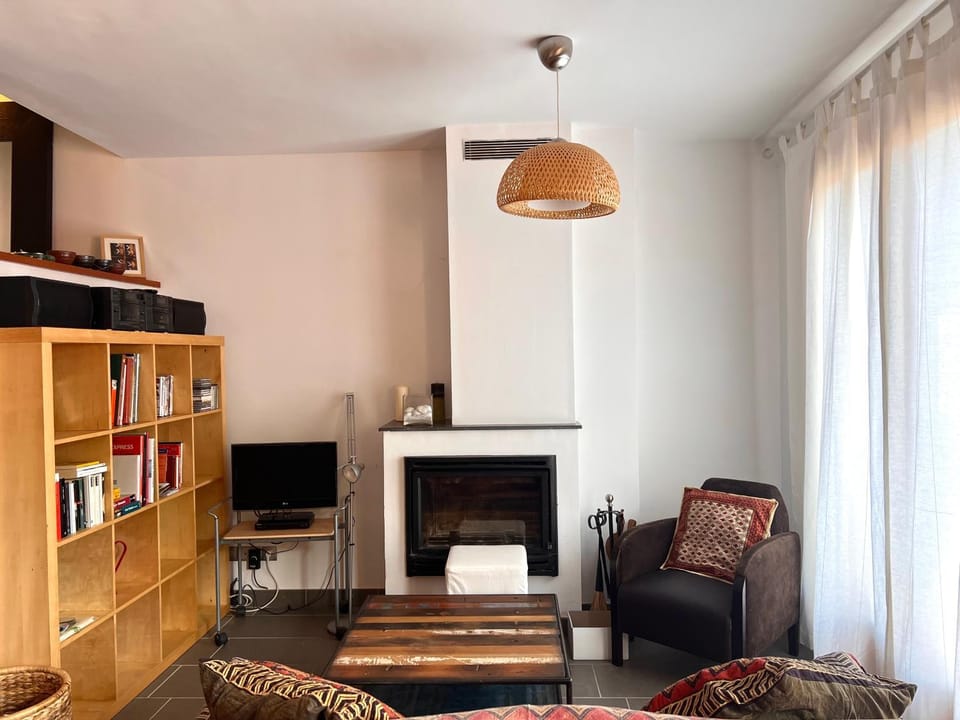 Communal lounge/ TV room, Library, TV and multimedia, Living room, Seating area