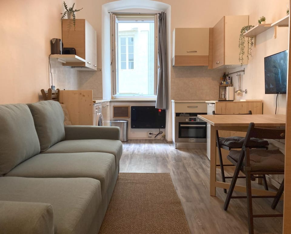 TV and multimedia, Kitchen or kitchenette, Living room, Seating area, Dining area
