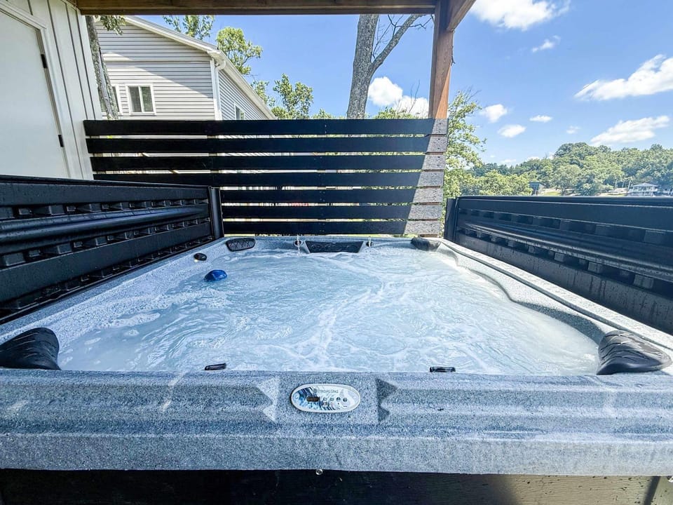 Lakeside, Water-view, 7 miles to Ark, 4BR for 14 House in Williamstown