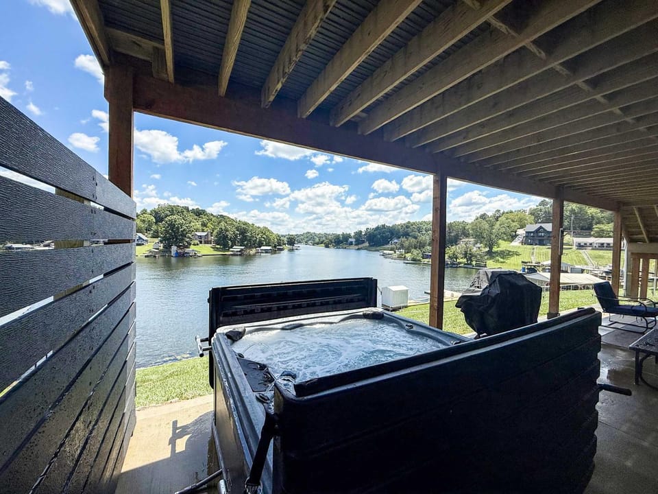 Lakeside, Water-view, 7 miles to Ark, 4BR for 14 House in Williamstown