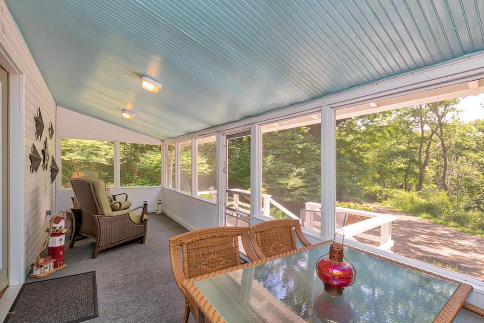 Little Stuga - Cute cozy cottage - minutes from downtown and Oval Beach! House in Saugatuck