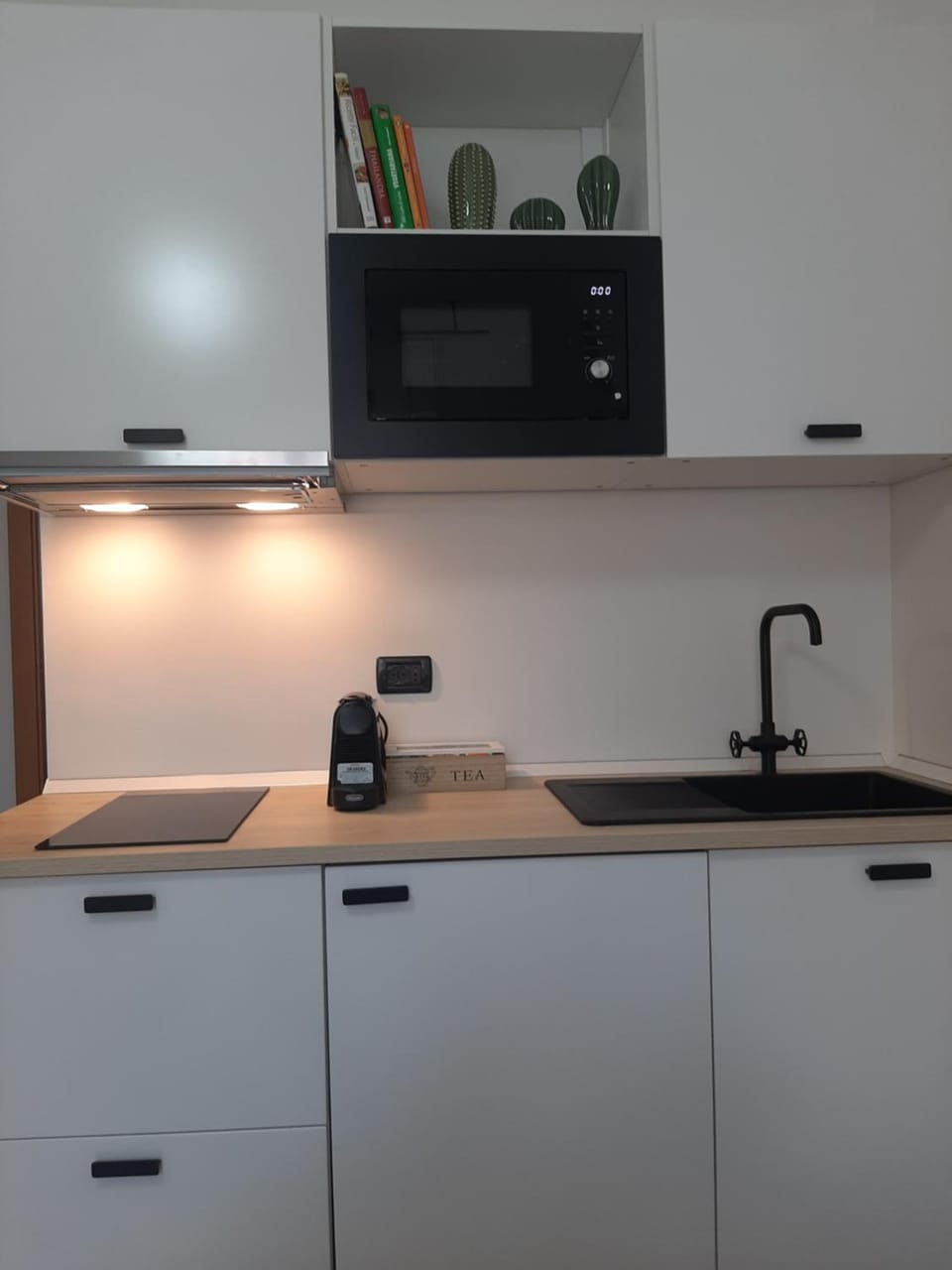 Kitchen or kitchenette, microwave, minibar, stove