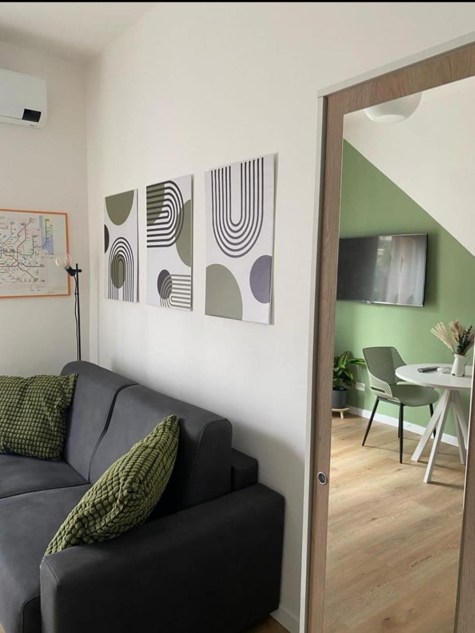 TV and multimedia, Living room, Seating area, Dining area