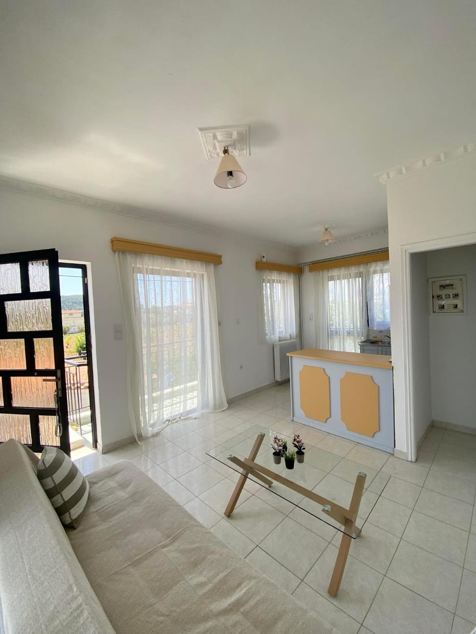 TV and multimedia, Living room, Seating area, Sunset, air conditioner