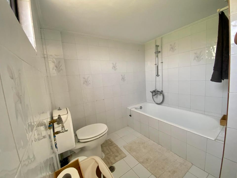 Shower, Toilet, Bathroom, Bath, towels