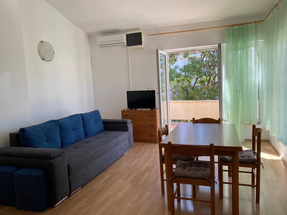 TV and multimedia, Living room, Seating area, Dining area, air conditioner