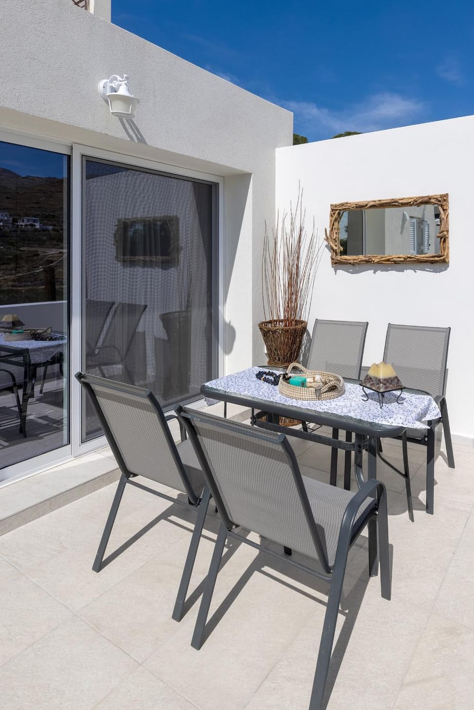 Restia Seaside Apartment II, 50m from Megas Gialos Beach Apartment in Decentralized Administration of the Aegean