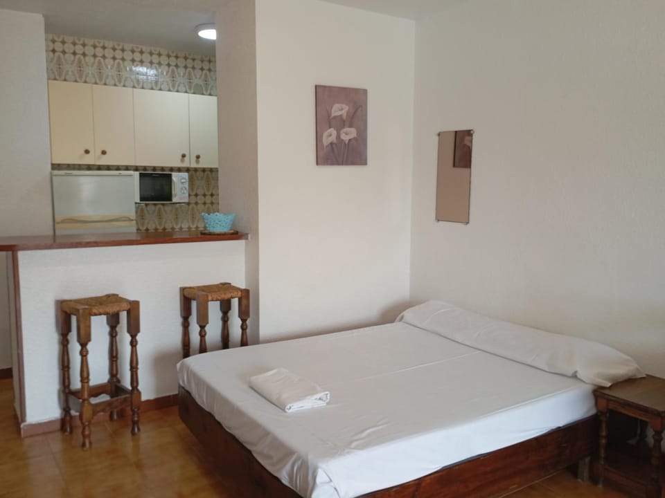 Spring, Bed, Activities, Winter, Summer, Balcony/Terrace, Kitchen or kitchenette, Photo of the whole room, Beach, Tennis court, Hiking, Animals, Animals, Animals, Bedroom, Autumn, Pets, Pets, Pets, Sea view, Swimming pool, Sports, Entertainment, children, children, children, young children, young children, young children, older children, older children, older children, group of guests, group of guests, group of guests, cot, Family, Family, Family, microwave, pet friendly, pet friendly, washing machine