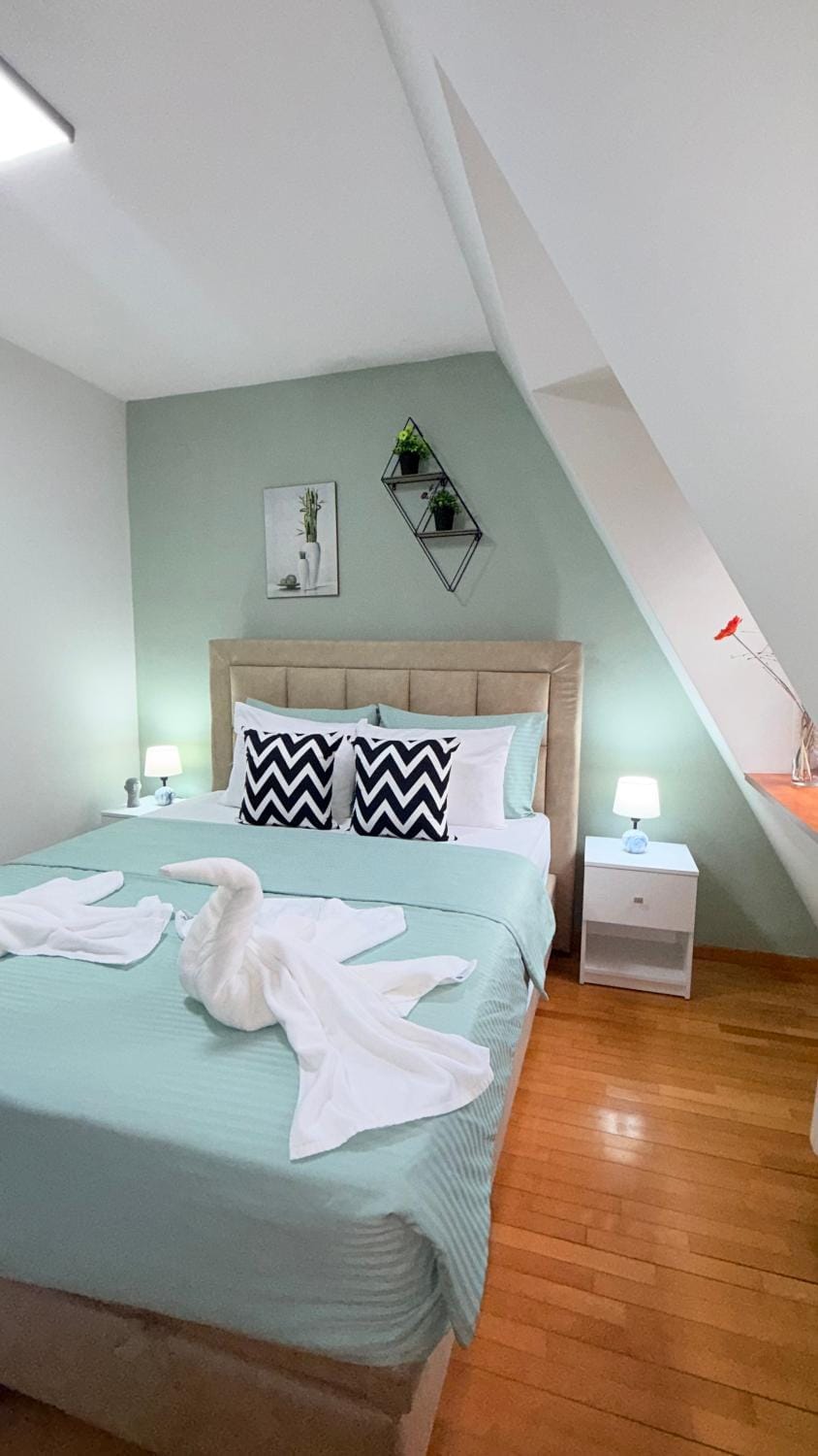 Bed, Photo of the whole room, Bedroom, towels