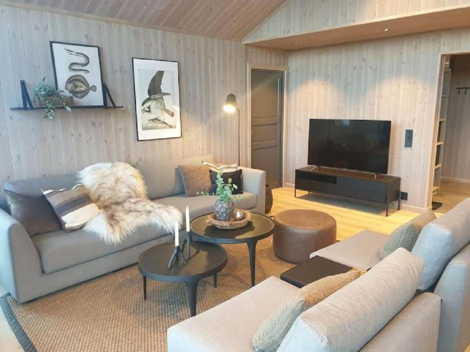 Communal lounge/ TV room, TV and multimedia, Living room, Seating area, Evening entertainment