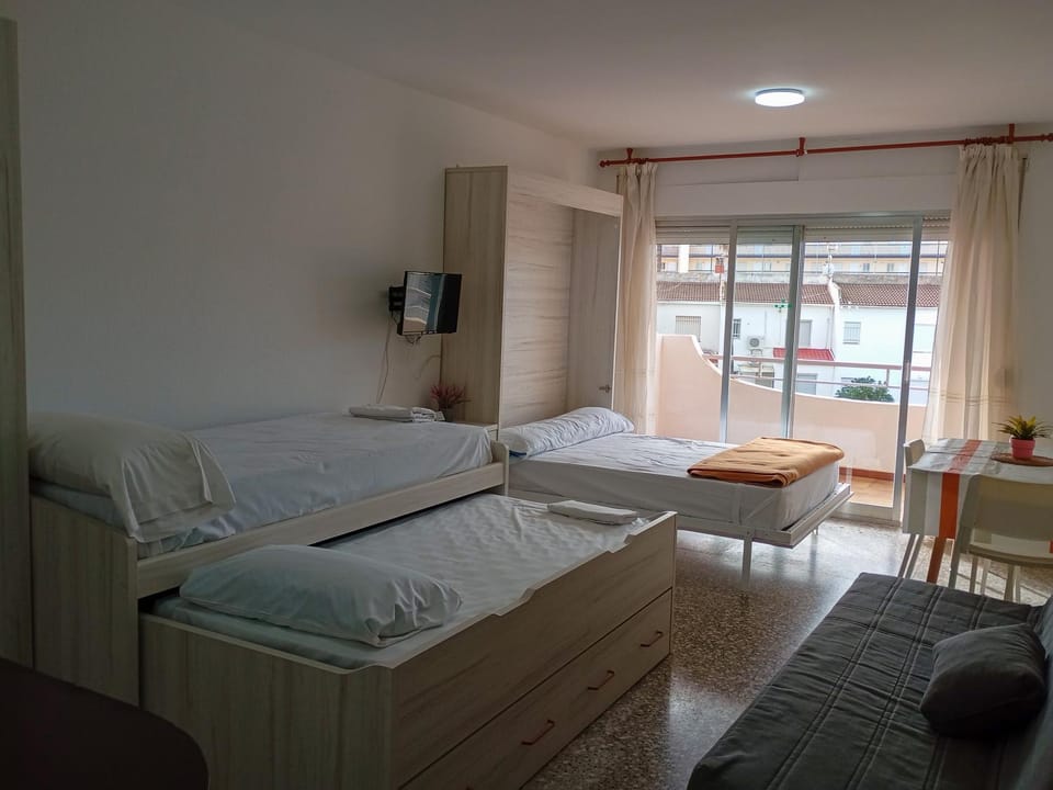 Spring, Bed, Activities, Winter, Summer, Balcony/Terrace, Living room, Photo of the whole room, Beach, Tennis court, Hiking, Bedroom, Autumn, Sea view, Swimming pool, Sports, Entertainment, children, children, children, young children, young children, young children, older children, older children, older children, group of guests, group of guests, group of guests, cot, bunk bed, Family, Family, Family, Parking, microwave, washing machine