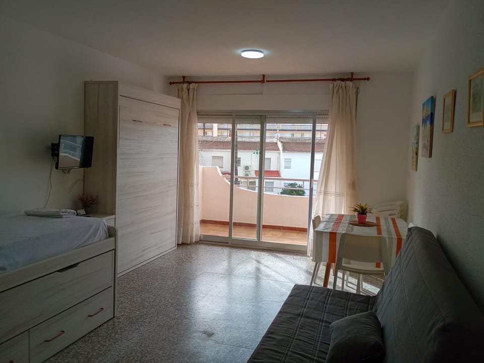 Spring, Bed, Activities, Winter, Summer, Balcony/Terrace, Living room, Photo of the whole room, Beach, Tennis court, Hiking, Animals, Animals, Animals, Bedroom, Autumn, Pets, Pets, Pets, Sea view, Swimming pool, Sports, Entertainment, children, children, children, young children, young children, young children, older children, older children, older children, group of guests, group of guests, group of guests, cot, bunk bed, Family, Family, Family, Parking, microwave, pet friendly, pet friendly, washing machine