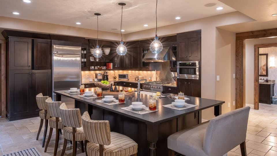 Seating area, Dining area, microwave, storage, kitchen