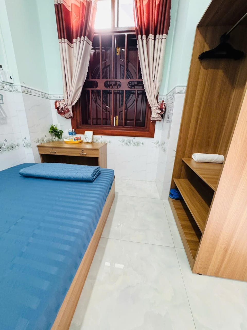 Photo of the whole room, wardrobe
