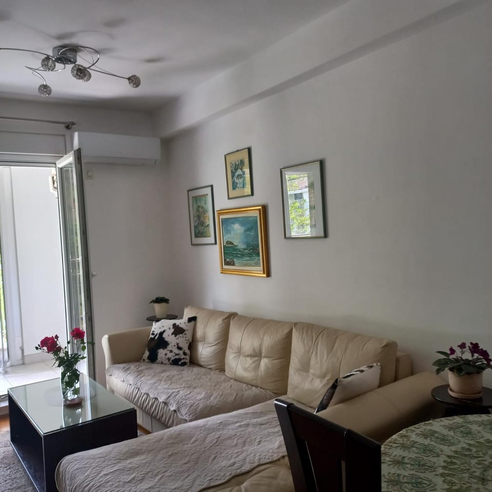 Bed, Living room, Seating area