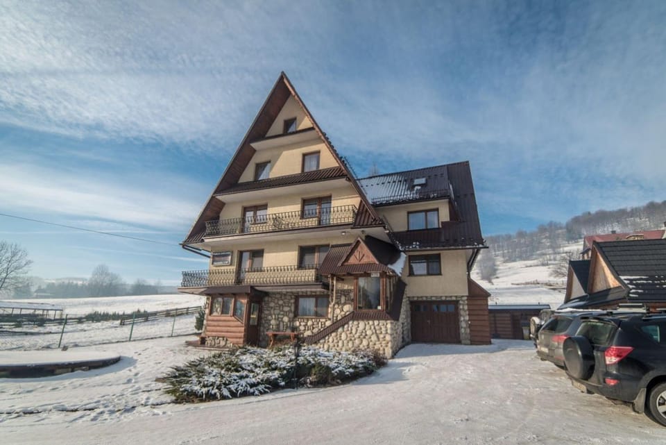 Property building, Facade/entrance, Day, Natural landscape, Winter, Floor plan, Parking