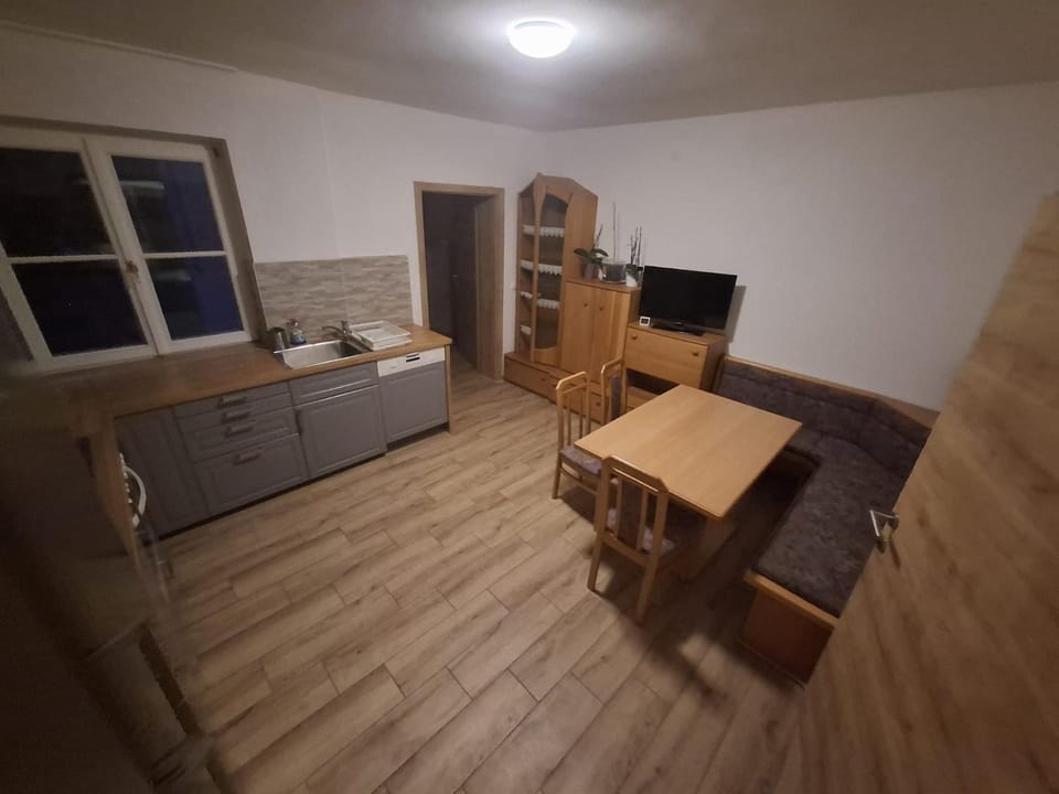Communal lounge/ TV room, Kitchen or kitchenette, Seating area, Dining area, Evening entertainment