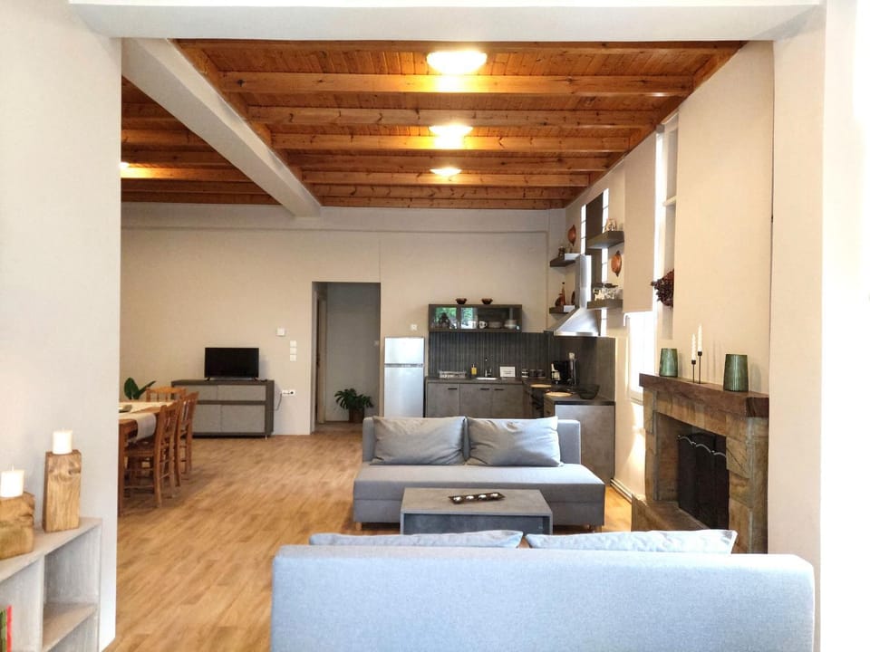 TV and multimedia, Kitchen or kitchenette, Living room, Seating area, Dining area