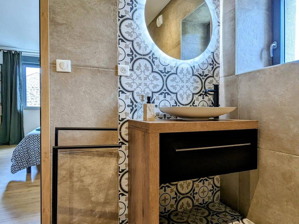 Gîte rénové avec charme, cour privée, proche Puy-en-Velay et trésors de la Haute-Loire - FR-1-582-473 House in Auvergne-Rhône-Alpes