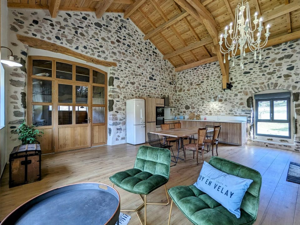 Gîte rénové avec charme, cour privée, proche Puy-en-Velay et trésors de la Haute-Loire - FR-1-582-473 House in Auvergne-Rhône-Alpes
