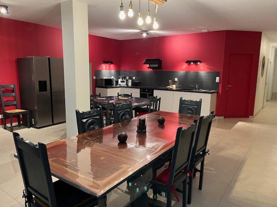 Gîte luxueux avec piscine, spa, jardin et équipements de loisirs à Sargé-lès-le-Mans - FR-1-410-437 House in Pays de la Loire