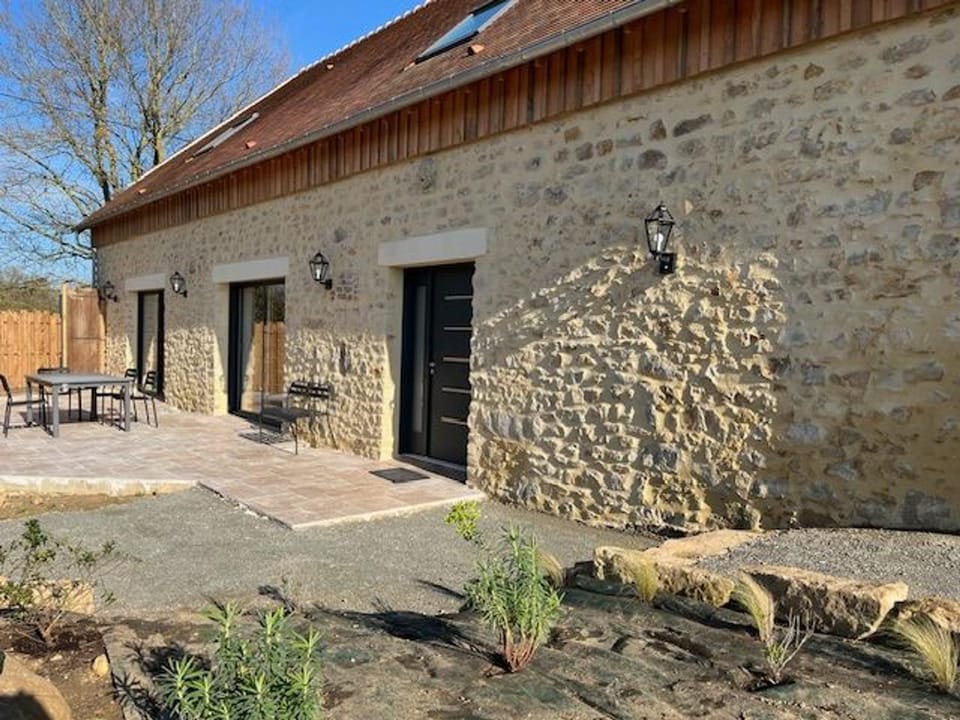 Gîte luxueux avec piscine, spa, jardin et équipements de loisirs à Sargé-lès-le-Mans - FR-1-410-437 House in Pays de la Loire