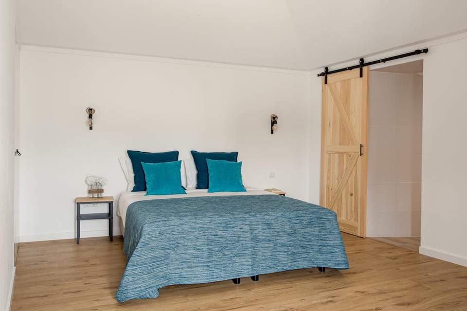 Bed, TV and multimedia, Bedroom, internet, wardrobe, air conditioner