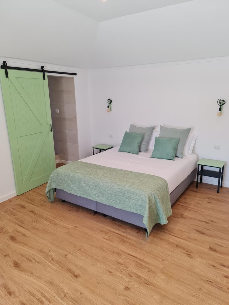 Toilet, Bed, Bathroom, TV and multimedia, Bedroom, internet, wardrobe, air conditioner