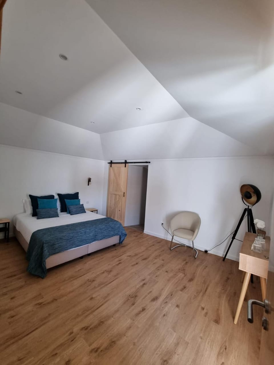 Toilet, Bed, TV and multimedia, Bedroom, internet, air conditioner